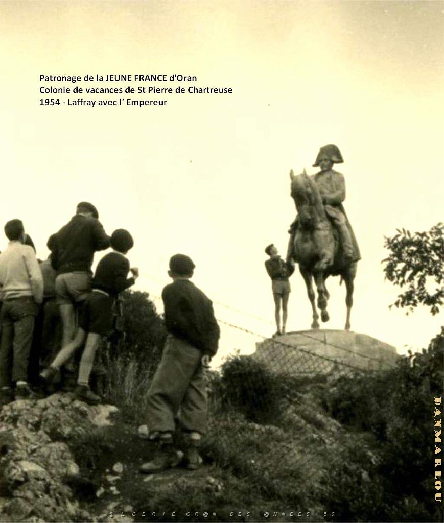 COLO JEUNE FRANCE 1954 Laffray, avec l'Empereur.jpg